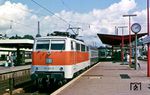 Die in S-Bahnfarben lackierte 111 121 (Bw Düsseldorf) vor N 5524 in Wuppertal-Oberbarmen. (03.08.1985) <i>Foto: Wolfgang Bügel</i>