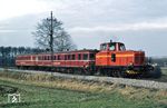 Diesellok V 9 der Georgsmarienhütten-Eisenbahn (GME) mit VT 1 (dem ehemaligen VT 36 509) und VS 2 (ehemaliger VS 145 405) bei Wulffskotten.  (07.12.1973) <i>Foto: Peter Schiffer</i>