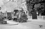 Lok 4 (Jung, Baujahr 1925) dampft mit einem Rollwagenzug durch die Nahmerstraße in Hohenlimburg - eine heute undenkbare Verkehrssituation! (15.08.1959) <i>Foto: Gerhard Moll</i>