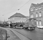 Diesellok V 3 (O&K, Baujahr 1960) mit einem Rollwagenzug am Kleinbahnbahnhof in Hohenlimburg. (07.11.1979) <i>Foto: Gerhard Moll</i>