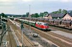 Und noch der obligatorische Blick von der Hauptstraße auf den Bahnhof Neuenmarkt-Wirsberg mit V 200 002. Auffällig ist die damals große Anzahl von abgestellten Güterwagen vor dem DDM, dort, wo heute gähnende Leere herrscht. (03.08.1985) <i>Foto: Joachim Bügel</i>