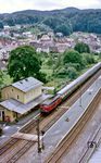 Beim Warten auf den nächsten Dampfzug kamen noch einige Planzüge vorbei, so die Regensburger 218 003 mit E 3569. (04.08.1985) <i>Foto: Joachim Bügel</i>