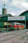 In Krefeld Hbf erhält der Triebfahrzeugführer der 215 031 die Zugpapiere vom E 3364. (10.08.1985) <i>Foto: Wolfgang Bügel</i>