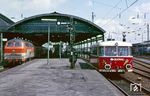 218 145 mit einem Sonderzug in Krefeld Hbf. Daneben ein weiterer Sonderzug in Form von VT 1 der Krefelder Eisenbahn, den ehemaligen 798 544. (10.08.1985) <i>Foto: Wolfgang Bügel</i>