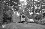 Tw 13 der Herkulesbahn, einer meterspurigen Kleinbahn, die zwischen 1902 und 1966 im Kasseler Stadtgebiet und der Bergstation am Herkules auf etwa 490 m Höhe verkehrte, an der Bergstation. (28.05.1964) <i>Foto: Helmut Röth</i>