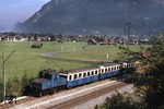 Lok 4 der bayrischen Zugspitzbahn (AEG Bj.1929) mit einem Personenzug bei Garmisch.  (16.10.1977) <i>Foto: Peter Schiffer</i>