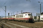 103 221 fährt vor TEE "Helvetia" (Hamburg - Zürich) in den Bahnhof Fulda ein. (09.04.1977) <i>Foto: Peter Schiffer</i>