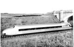 Der Schienenzeppelin war ein von Franz Kruckenberg 1929 konstruierter Triebwagen, der von einem 12-Zylinder-Flugmotor des Typs BMW VI mit einer Leistung von 600 PS im Heck angetrieben wurde. Der Schienenzeppelin, den Kruckenberg selbst als „Flugbahn-Wagen“ bezeichnete, wurde nur in einem Exemplar gebaut. Er stellte am 21. Juni 1931 zwischen Berlin und Hamburg mit 230,2 km/h einen Geschwindigkeitsweltrekord auf, der 24 Jahre lang Bestand hatte. Das Bild zeigt das im Reichsbahn-Ausbesserungswerk Hannover-Leinhausen gebaute Fahrzeug im Orgininalzustand (vgl. auch Bild-Nr. 57667) während einer Versuchsfahrt in der Lüneburger Heide.  (28.10.1930) <i>Foto: RVM</i>
