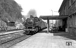 064 518 vom Bw Tübingen ist mit einem Nahgüterzug aus Metzingen/Württ. im Bahnhof Bad Urach eingetroffen. (05.1969) <i>Foto: Münzenmayer</i>