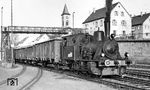 Lok 1 der Zuckerfabrik rangiert im DB-Bahnhof Züttlingen, von dessen alter Herrlichkeit auch nichts mehr übrig geblieben ist. Die Strecke ist elektrifiziert, die Gütergleise sind verschwunden, ebenso die alte Fußgängerbrücke. (1969) <i>Foto: Münzenmayer</i>
