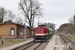 DR 112 565 der Pressnitztalbahn fährt mit einem Sonderzug in Dessau-Mosigkau ein, dessen Formsignalherrlichkeit erkennbar bald zu Ende sein wird. (03.03.2019) <i>Foto: Ralf Opalka</i>