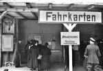 Provisorische Farkartenausgabe im Potsdamer Bahnhof von Berlin kurz vor Ende des Zweiten Weltkriegs. (03.1945) <i>Foto: Walter Hollnagel</i>