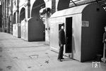 Not macht erfinderisch: Mit der Ausbombung der Bahnhöfe wurden fehlende Räumlichkeiten durch standardisierte Kauen ersetzt, wie hier im Potsdamer Bahnhof in Berlin. (03.1945) <i>Foto: Walter Hollnagel</i>