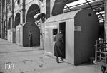 Kauen als behelfsmäßige Unterkunft für den Aufsichtsbeamten und das Deutsche Rote Kreuz im Potsdamer Bahnhof in Berlin.  (03.1945) <i>Foto: Walter Hollnagel</i>
