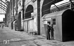 Provisorischer Dienstbetrieb im zerstörten Potsdamer Bahnhof in Berlin. (03.1945) <i>Foto: Walter Hollnagel</i>