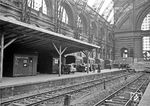 Auch der Lehrter Bahnhof blieb von Bombenangriffen nicht verschont. Auch hier stellte die Reichsbahn für alle erdenklichen Bereiche die standardisierten Kauen auf. (03.1945) <i>Foto: Walter Hollnagel</i>