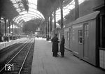 Behelfsbauten in der kriegszerstörten Halle des Bahnhofs Hamburg-Altona.  (11.1944) <i>Foto: Walter Hollnagel</i>