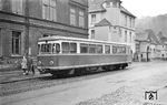 VT 2 (Talbot, Baujahr 1955) steht vor dem DB-Empfangsgebäude in Altena. Im Gegensatz zu allen anderen Fahrzeugen, die 1961 nach Langeooog verkauft wurden, ging er 1962 an die Inselbahn Juist. (08.01.1961) <i>Foto: Gerhard Moll</i>