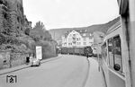 In Altena Steinerne Brücke kreuzen VT 1 und ein Güterzug mit Lok 22. (08.1960) <i>Foto: Gerhard Moll</i>