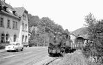 Lok 20 rangiert in Zum Hohle. An diesem Tag scheint auch Carl Bellingrodt die KAE besucht zu haben, links steht nämlich sein neuer fahrbarer Untersatz, ein Opel Rekord P2 aus Wuppertal. (16.09.1959) <i>Foto: Gerhard Moll</i>