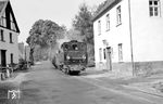 Lok 22 rollt mit einem Güterzug an der Bundesstraße 229 durch Augustenthal. Und falls Carl Bellingrodt an diesem Tag wirklich vor Ort war, der weiß, dass das Foto nicht umsonst vor einer Gaststätte entstand.... (16.09.1959) <i>Foto: Gerhard Moll</i>