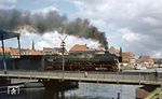 Ab Emden Hbf verkehrte der Saisonzug E 1734 aus Emden Außenhafen als Schnellzug, den 012 055 kraftvoll über die Klappbrücke am Hafen beschleunigt. (28.08.1974) <i>Foto: Jürgen Krämer</i>