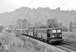 DR 242 177 und 242 178 (beide vom Bw Karl-Marx-Stadt) mit einem Durchgangsgüterzug nach Decin bei Rathen in der Sächsischen Schweiz. (22.10.1976) <i>Foto: Hans-Joachim Simon (Archiv Ludger Kenning)</i>