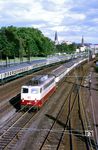 112 498 mit dem Rheingold-Sonderzug N 25714 nach Köln in Bonn. Im Hintergrund fährt IC 508 nach Hamburg-Altona vorbei. (24.08.1985) <i>Foto: Joachim Bügel</i>