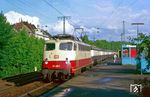 Bei der Durchfahrt des Rheingold-Sonderzug N 25714 mit 112 498 in Köln Süd erschien rechtzeitig nach einem Regenschauer wieder die Sonne. (24.08.1985) <i>Foto: Joachim Bügel</i>