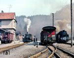Im Bahnhof Alexisbad treffen 99 5904 aus Gernrode, die pausierende 99 6001 und ein Zug aus Harzgerode aufeinander. (04.1981) <i>Foto: Karsten Risch</i>