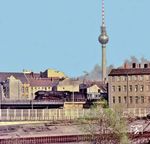 01 0525 (Bw Wittenberge) passiert mit D 1332 nach Hamburg die Grenze nach West-Berlin am Lehrter Stadtbahnhof. (1975) <i>Foto: Karsten Risch</i>