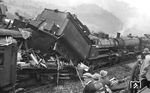 Auf der Tauernbahn zwischen Schwarzach-St. Veit und Bad Hofgastein stießen am 22. August 1929 um 11.33 Uhr bei Loifarn der D 115 mit 380.113 (rechts) und der P 716 mit 270.244 zusammen. Vier Fahrgäste starben, 61 wurden verletzt. (22.08.1929) <i>Foto: unbekannt</i>