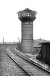 Der an der Einfahrt zum Bahnhof Hamburg-Altona stehende Wasserturm des Bahnbetriebwerks war auch fünf Jahre nach Ende des Zweiten Weltkriegs noch von Kriegseinwirkungen gekennzeichnet. 1955 wurde er durch einen Neubau ersetzt. (1950) <i>Foto: Walter Hollnagel</i>
