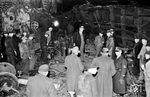 Noch in der Nacht des Unfalls begann die Untersuchungskommission der BD Mainz zusammen mit der Bahnpolizei die Arbeit an der Unfallstelle. Links oben liegt der abgerissene Kessel der 42 1893. (12.10.1951) <i>Foto: A. Dormann, Slg. W. Löckel</i>