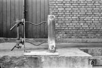 Da beim Kesselzerknall der 42 1893 auch "schwerwiegende Mängel der Wasserstandseinrichtung" festgestellt wurden, spielten diese bei der Untersuchung des Unfalls eine besondere Rolle. In einem improvisierten Versuchsaufbau in Cochem wurde unmittelbar vor Ort versucht, Fehler in einem der Wasserstandseinrichtungen zu finden. (14.10.1951) <i>Foto: A. Dormann, Slg. W. Löckel</i>