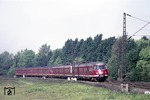 Das Bild des typischen modernen Nahschnellverkehrszug im Ruhrgebiet prägte jahrelang der Elektrotriebwagen der Baureihe ET 30, hier in einer Doppeleinheit bei Essen-West. (05.1966) <i>Foto: H.D.Kremer</i>