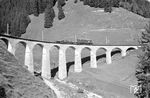 Ein Materialzug der FO auf dem Bugnei-Viadukt bei Sedrun. (22.09.1965) <i>Foto: Gerd Wolff</i>