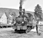 Beim Aufenthalt in Augustenthal benötigte die Glocke von Lok 15 eine kleine Anschubhilfe. (17.07.1964) <i>Foto: Gerhard Moll</i>