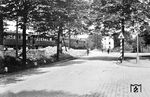 Ein Bild aus der Reichsbahnzeit bei der KAE: Lok 12 "Gustav" mit einem Personenzug in Lüdenscheid. Gerhard Moll datierte das Bild auf 1912. Die Warntafel "Unbewachter Eisenbahnübergang" (rechts) trat aber erst am 1. September 1927 in Kraft. (1928) <i>Foto: Slg. Gerhard Moll</i>