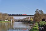 Zwischen Backnang und Ludwigsburg überquert ein Güterzug mit einer 185 den Neckar bei Marbach. (23.03.2019) <i>Foto: Zeno Pillmann</i>