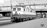 Die erst wenige Wochen zuvor neu in Heidelberg in Dienst gestellte E 10 1244 wartet in Basel SBB auf die Übernahme des "Rheingold". (07.1962) <i>Foto: M.C. Mugridge</i>