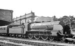 Southern-Railways installierte im Jahr 1925 eine Werbekampagne, die Loks, die durch die Grafschaften Devon und Somerset fuhren, aufgrund ihrer Verbindung zur King Arthur Legende, mit den entsprechenden Namen versah. Die im September 1925 in Dienst gestellte Lok 30790 erhielt den Namen "Sir Villiars", hier aufgenommen in Bournemouth. Im November 1961 wurde sie ausgemustert. (24.07.1952) <i>Foto: M.C. Mugridge</i>