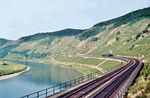 38 2194 vom Bw Cochem nähert sich mit P 2445 nach Koblenz auf dem Pündericher Hangviadukt. (1960) <i>Foto: Reinhold Palm</i>