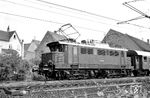 E 44 008 (Bw Stuttgart) mit einem Personenzug in Enzberg zwischen Mühlacker und Pforzheim. (28.06.1964) <i>Foto: Helmut Röth</i>