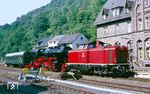 211 100 und die vorbildlich restaurierte 39 230 erreichen Kyllburg. (12.09.1985) <i>Foto: Joachim Bügel</i>