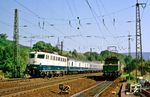 110 389 (Bw Frankfurt/M-1) passiert mit E 3114 nach Frankfurt die auf den nächsten Einsatz im Bahnhof Laufach wartende Schiebelok 194 583. (19.09.1985) <i>Foto: Joachim Bügel</i>