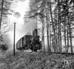 99 7201 hat mit einem Güterzug den Bahnhof Krumbach verlassen und geht jetzt die 1:50-Steigung Richtung Limbach an. (04.1954) <i>Foto: Reinhard Todt</i>
