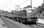 Die bestens gepflegte E 40 162 (Indienststellung am 03.07.1959) vor einem Sonderzug britischer Eisenbahnfreunde (RCTS= Railway Correspondence and Travel Society) im Bahnhof Remagen auf der linken Rheinstrecke.  (12.09.1959) <i>Foto: Robin Fell</i>