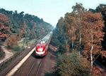 Ein VT 11 als TEE 77 "Helvetia" auf dem Weg nach Hamburg auf dem schnurgeraden Streckenabschnitt der Riedbahn zwischen Wallstadt und Zeppelinheim, wo der Triebwagen seine 140 km/h Höchstgeschwindigkeit ausfahren konnte. Das Bild entstand wohl von der Autobahnbrücke der A 5. (1960) <i>Foto: Reinhold Palm</i>
