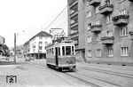 Restbetrieb auf der Linie 1 der Straßenbahn Pforzheim mit dem Tw 43, der zum Schluss noch das 2,7 Kilometer lange Teilstück zwischen Leopoldplatz und Brötzingen bediente. Am 10. Oktober 1964 war der letzte Betriebstag. (28.06.1964) <i>Foto: Helmut Röth</i>